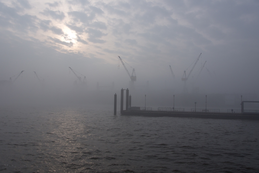 Der Hafen im Nebel 