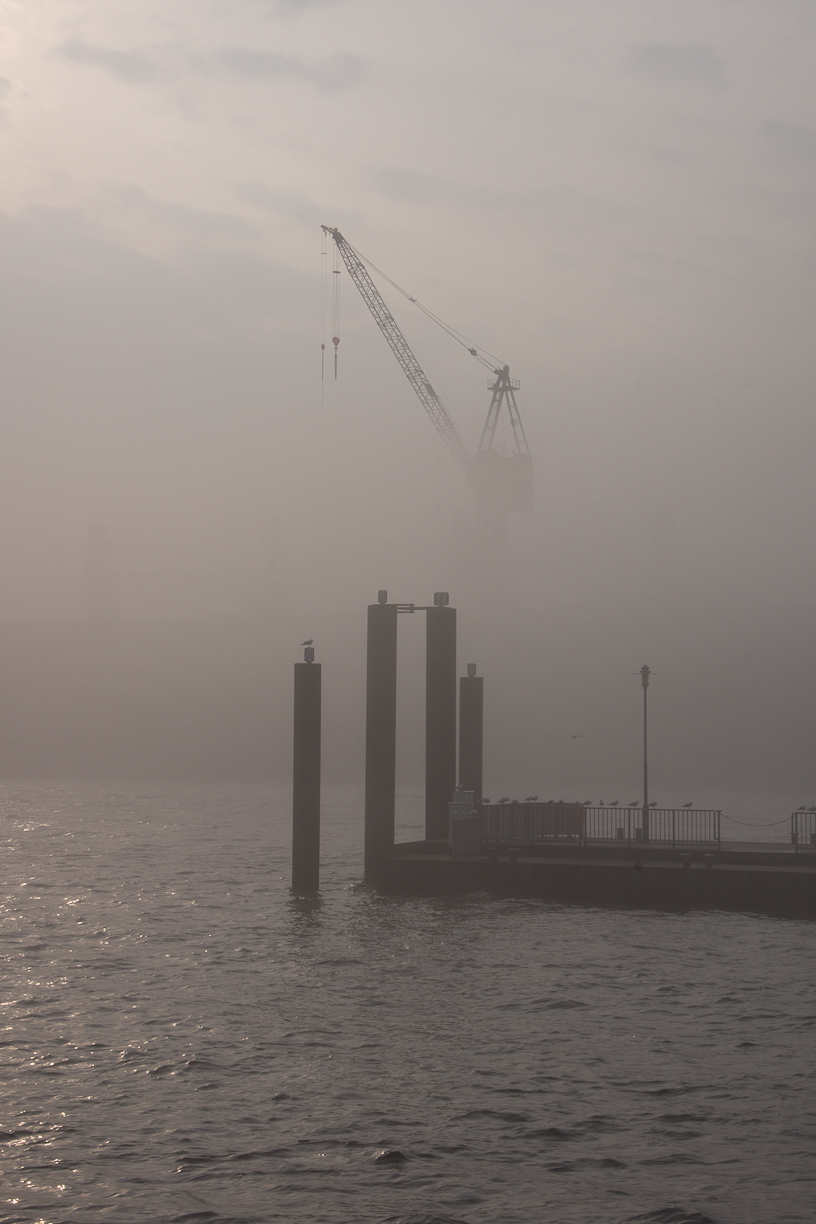 Der Hafen im Nebel